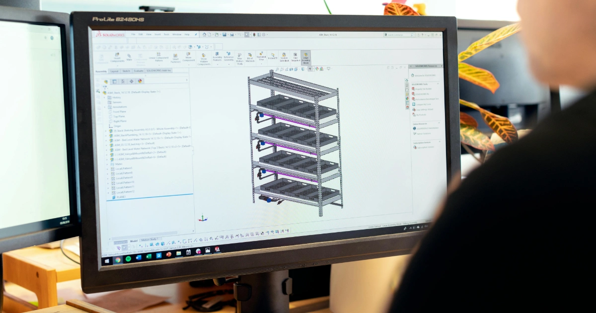 CAD-Modell im Browser anzeigen – Ingenieur arbeitet an 3D-Konstruktion am Computer