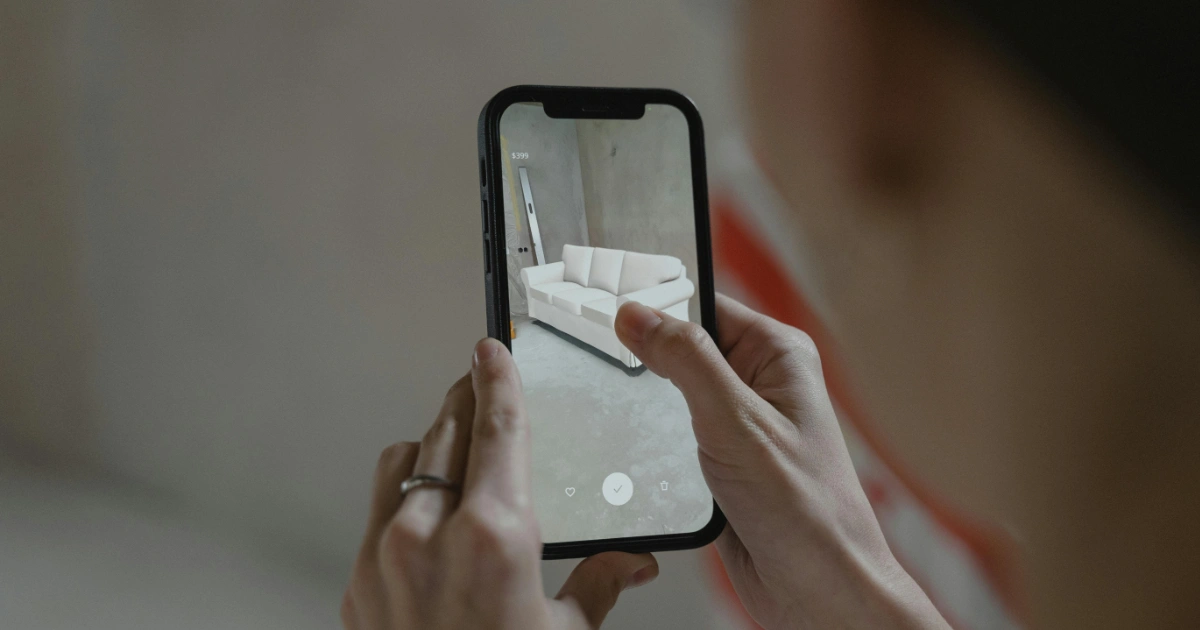 Smartphone zeigt WebXR Augmented Reality im Browser ohne App-Installation
